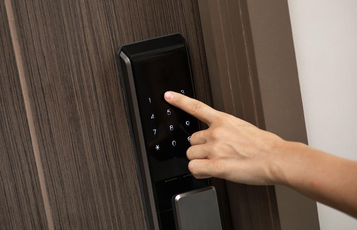 Cerradura de alta seguridad digital con acceso por código, ideal para negocios y oficinas que buscan protección avanzada y control de accesos.