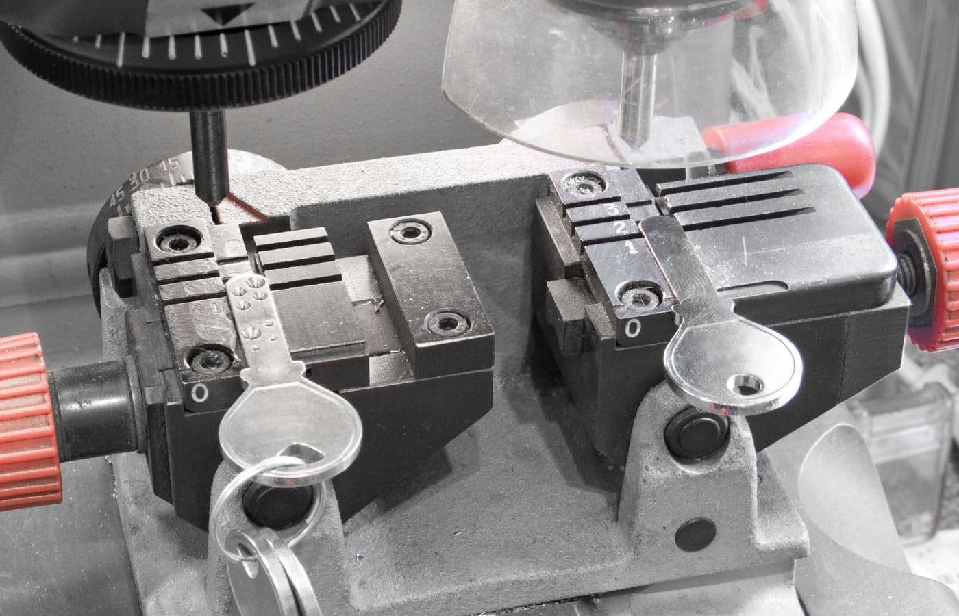 Máquina profesional realizando un duplicado de llaves cerca de mí, garantizando copias precisas y seguras para cerraduras de casas, autos y negocios.