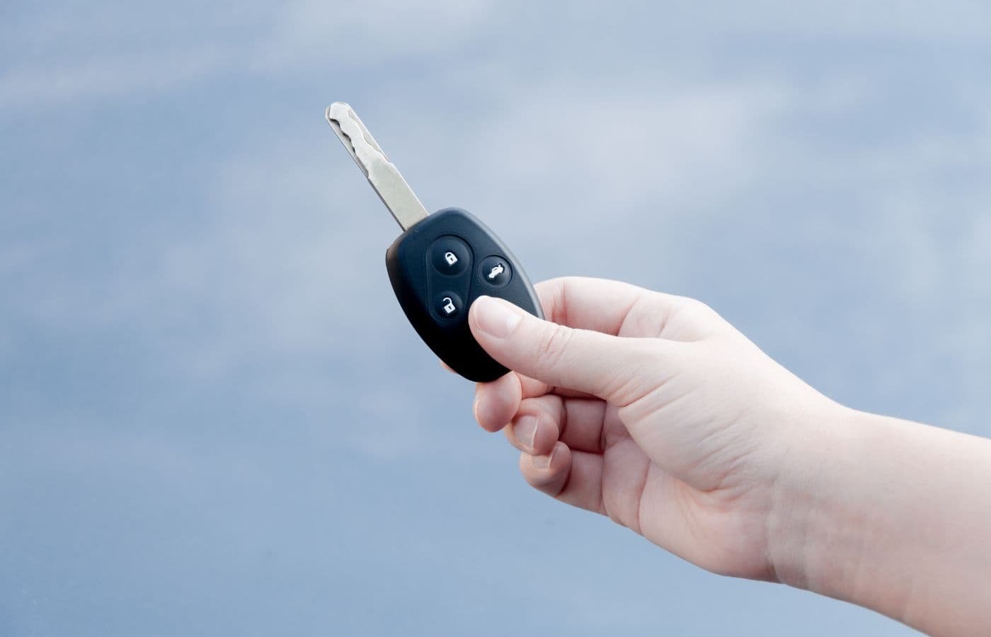 Mano sosteniendo una llave de auto con chip, ideal para duplicado de llaves de auto con chip en Rosarito.
