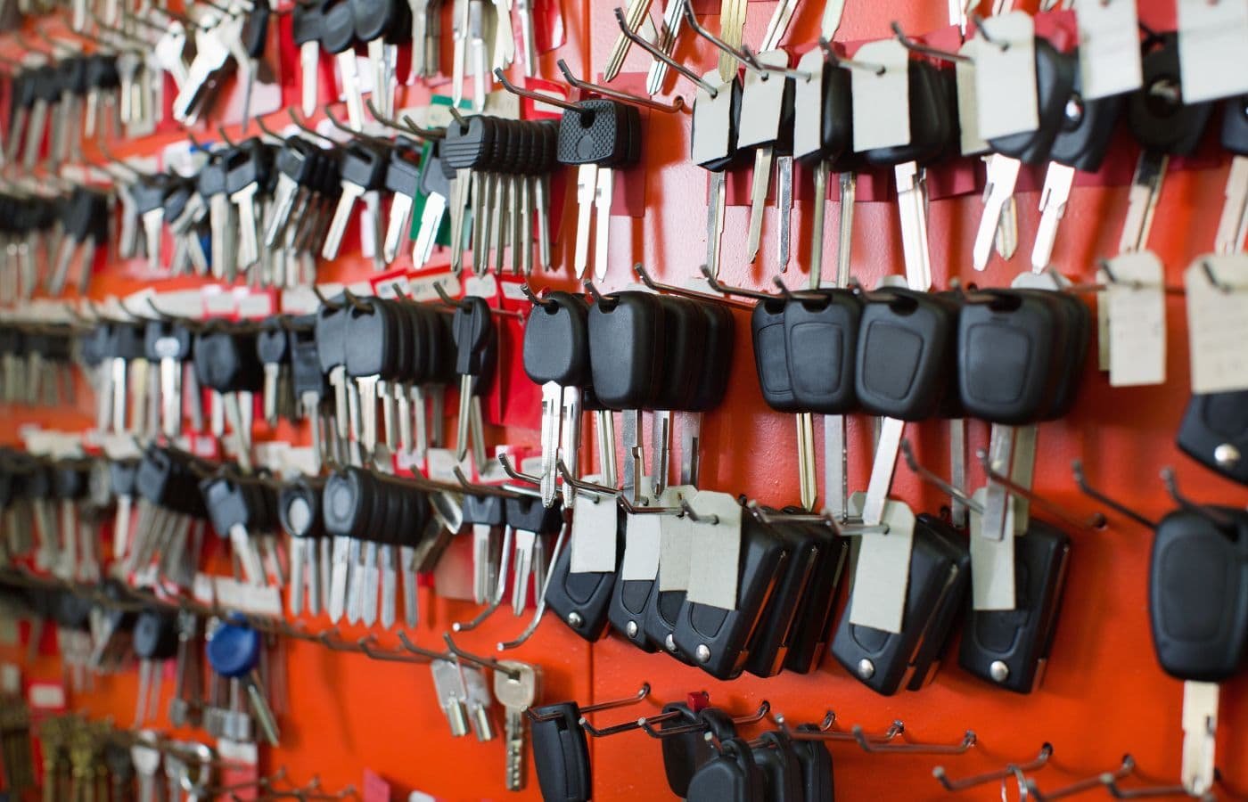 Muestra de llaves automotrices organizadas para duplicado de llaves para carro cerca de mí en Rosarito.