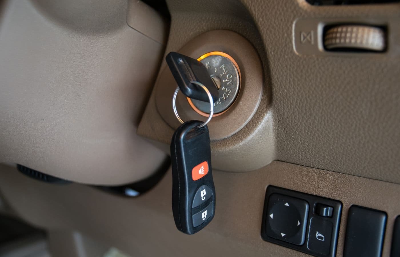 Llave insertada en el switch de encendido de un automóvil, mostrando la necesidad de reparación en caso de fallas al arrancar el vehículo.
