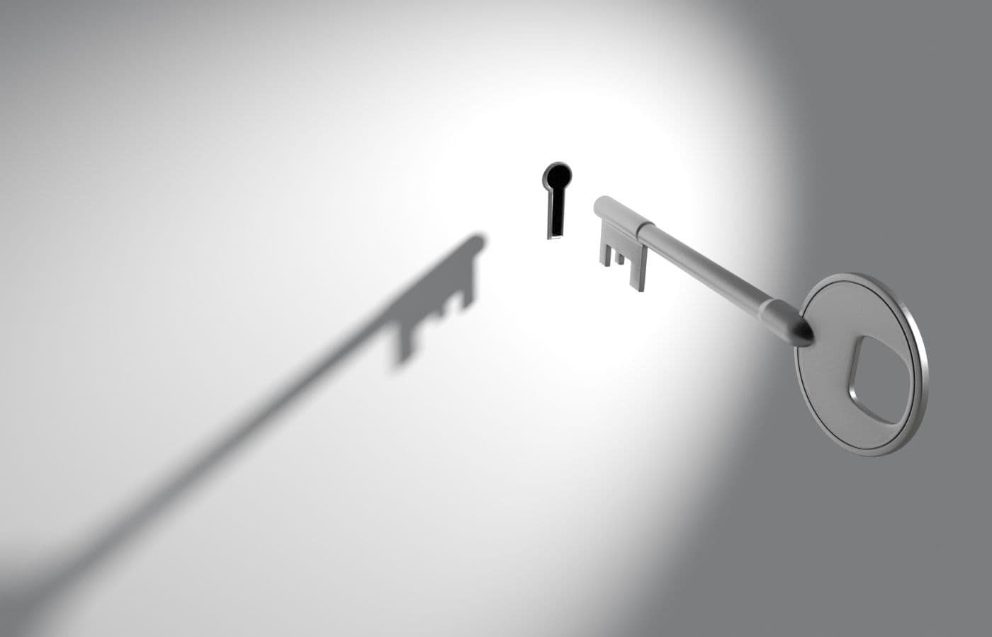 Llave maestra alineándose con cerradura, ideal para ilustrar el proceso de amaestrar cerraduras en oficinas o negocios.